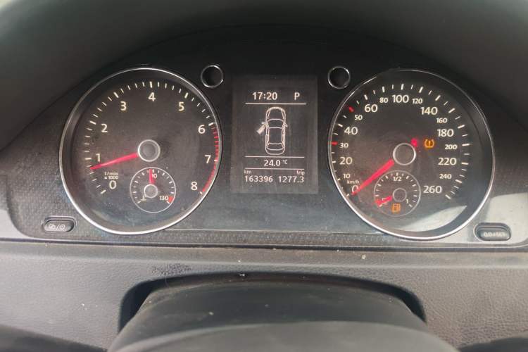 Used Volkswagen Magotan 2013 1.8TSI Luxury Model Odometer Close Up