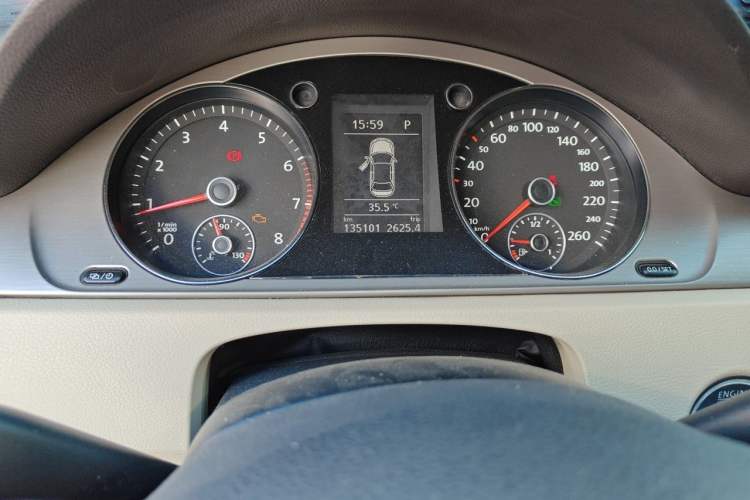 Used Volkswagen Magotan 2013 1.8TSI Luxury Model Odometer Close Up