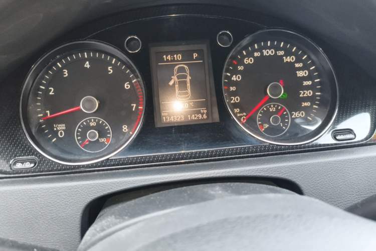 Used Volkswagen Magotan 2013 2.0 TSI Luxury Model Odometer Close Up