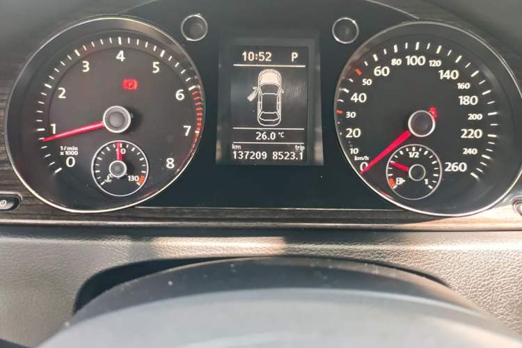Used Volkswagen Magotan 2013 2.0 TSI Prestige Model Odometer Close Up