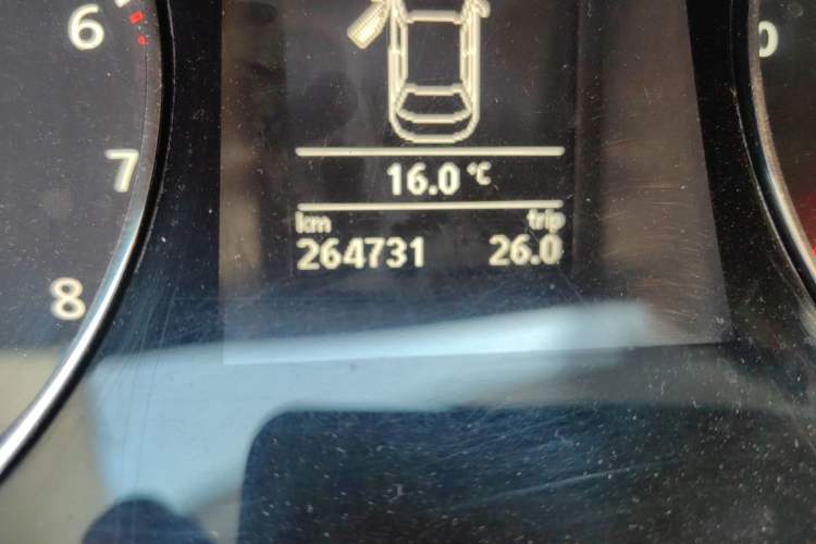 Used Volkswagen Magotan 2013 1.8TSI Luxury Model Odometer Close Up