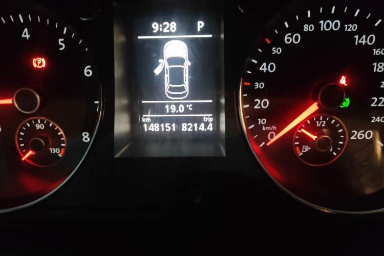 Used Volkswagen Magotan 2013 2.0 TSI Luxury Model Odometer Close Up