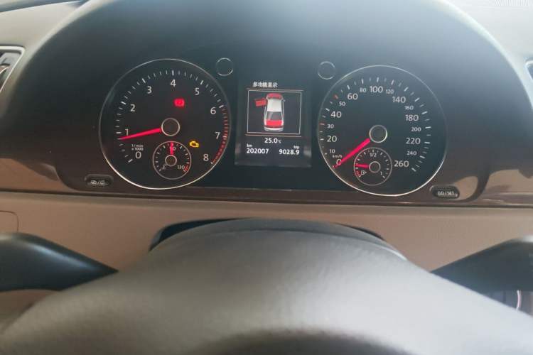 Used Volkswagen Magotan 2013 2.0 TSI Prestige Model Odometer Close Up