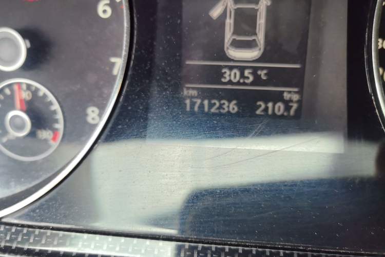 Used Volkswagen Magotan 2013 2.0 TSI Luxury Model Odometer Close Up