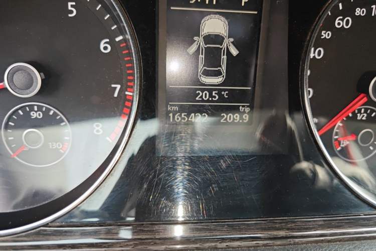 Used Volkswagen Magotan 2013 1.8TSI Prestige Model Odometer Close Up