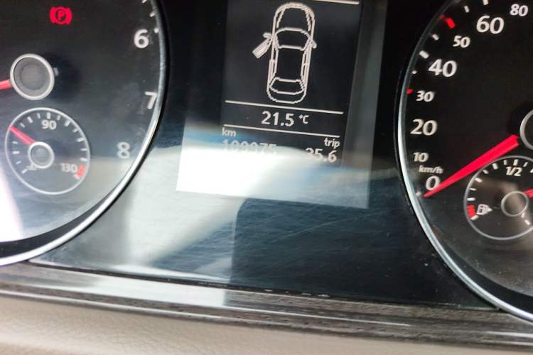 Used Volkswagen Magotan 2013 1.8TSI Prestige Model Odometer Close Up