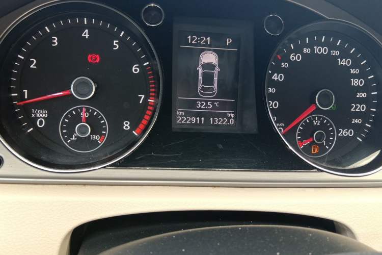 Used Volkswagen Magotan 2013 1.8TSI Luxury Model Odometer Close Up