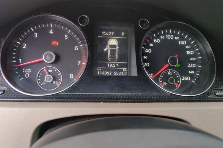 Used Volkswagen Magotan 2013 1.8TSI Luxury Model Odometer Close Up