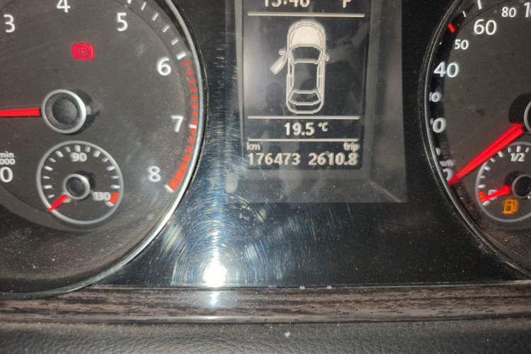 Used Volkswagen Magotan 2013 2.0 TSI Prestige Model Odometer Close Up