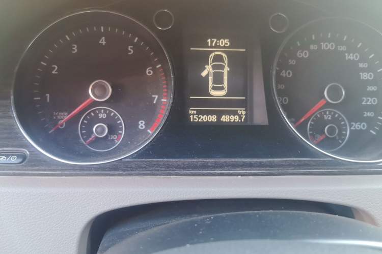 Used Volkswagen Magotan 2013 2.0 TSI Prestige Model Odometer Close Up