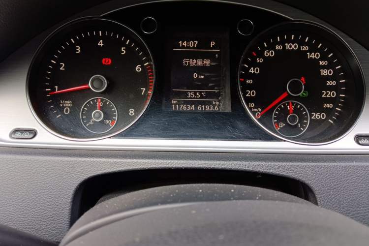 Used Volkswagen Magotan 2013 1.8TSI Comfort Model Odometer Close Up