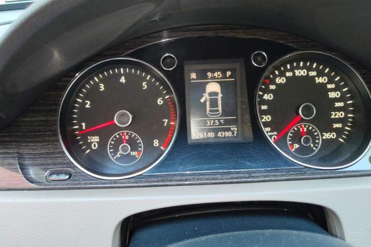 Used Volkswagen Magotan 2013 1.8TSI Prestige Model Odometer Close Up