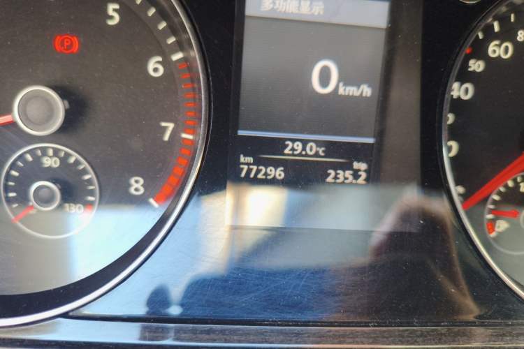 Used Volkswagen Magotan 2013 2.0 TSI Ultimate Model Odometer Close Up