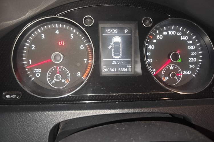 Used Volkswagen Magotan 2013 1.8TSI Premier Model Odometer Close Up