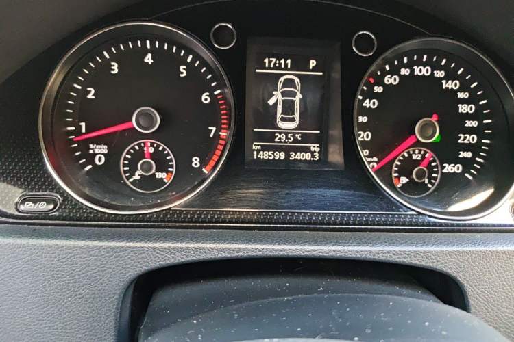 Used Volkswagen Magotan 2013 1.8TSI Luxury Model Odometer Close Up