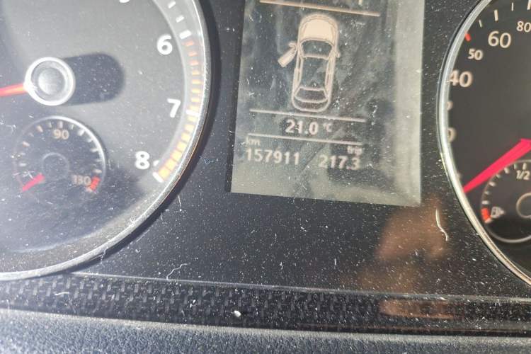 Used Volkswagen Magotan 2013 1.8TSI Luxury Model Odometer Close Up