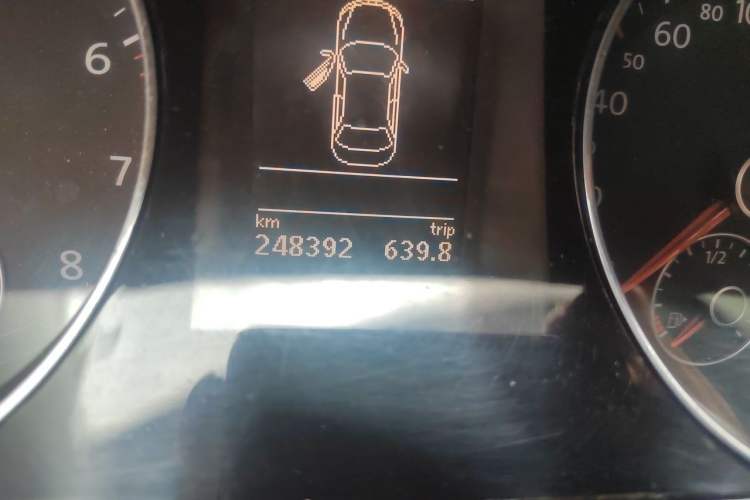 Used Volkswagen Magotan 2013 1.8TSI Luxury Model Odometer Close Up