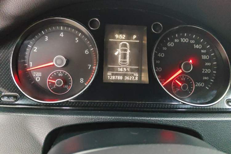Used Volkswagen Magotan 2013 1.8TSI Luxury Model Odometer Close Up