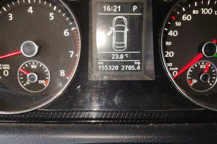 Used Volkswagen Magotan 2013 2.0 TSI Luxury Model Odometer Close Up