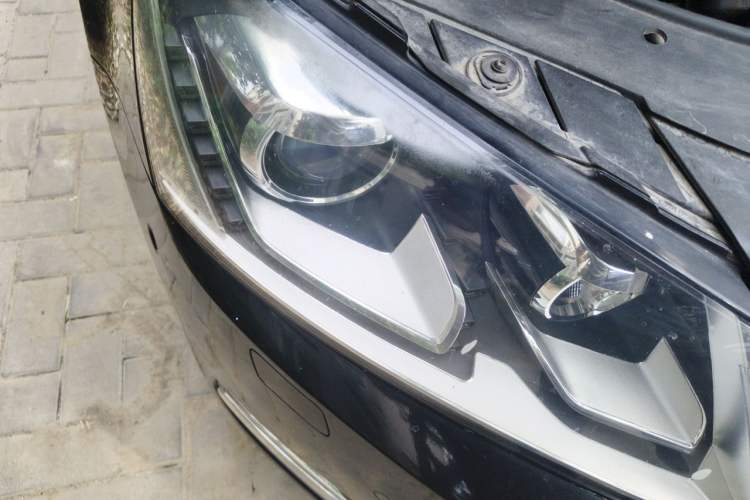 Used Volkswagen Magotan 2013 2.0 TSI Prestige Model Right Front Headlight