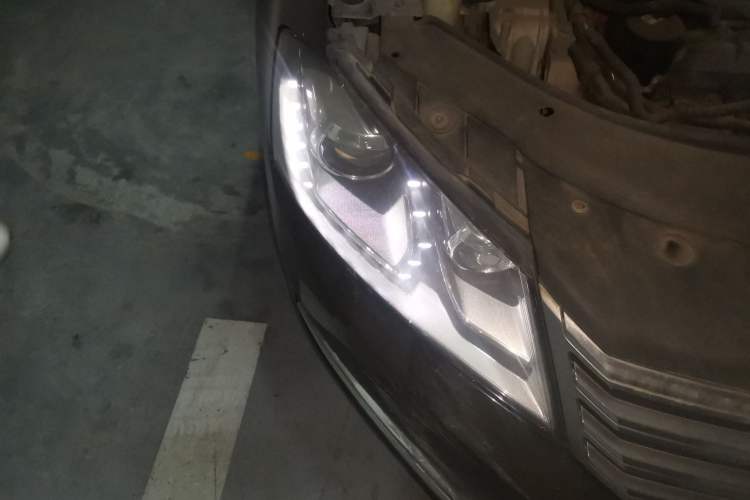 Used Volkswagen Magotan 2013 2.0 TSI Luxury Model Right Front Headlight