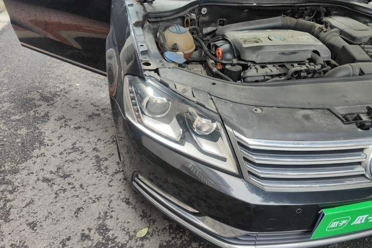 Used Volkswagen Magotan 2013 2.0 TSI Luxury Model Right Front Headlight
