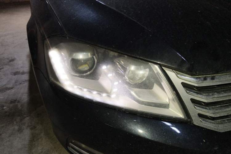 Used Volkswagen Magotan 2013 2.0 TSI Luxury Model Right Front Headlight