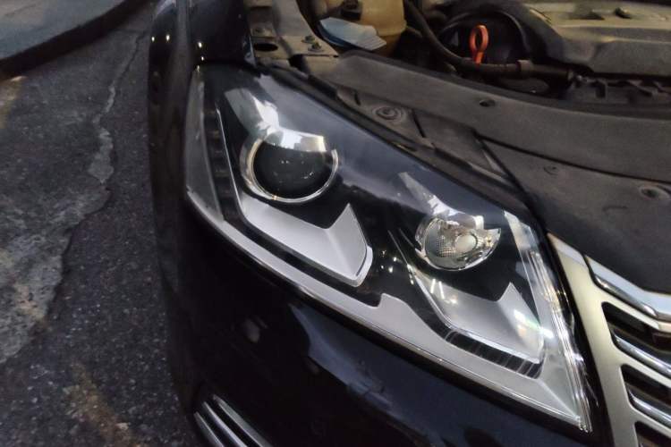 Used Volkswagen Magotan 2013 1.8TSI Luxury Model Right Front Headlight