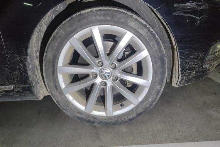Used Volkswagen Magotan 2013 2.0 TSI Prestige Model Right Front Wheel Hub
