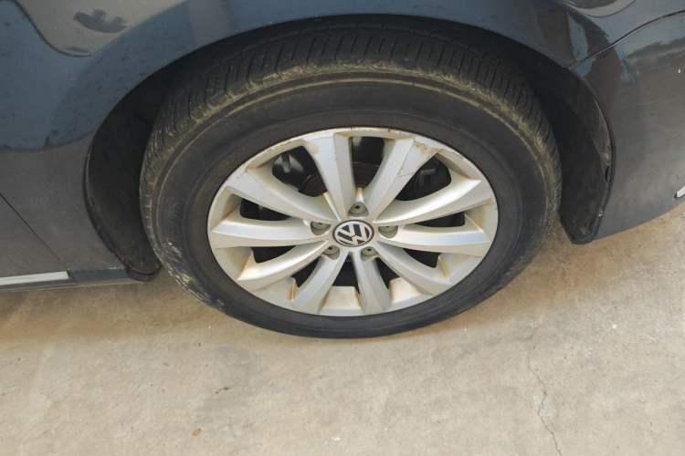 Used Volkswagen Magotan 2013 1.8TSI Premier Model Right Front Wheel Hub