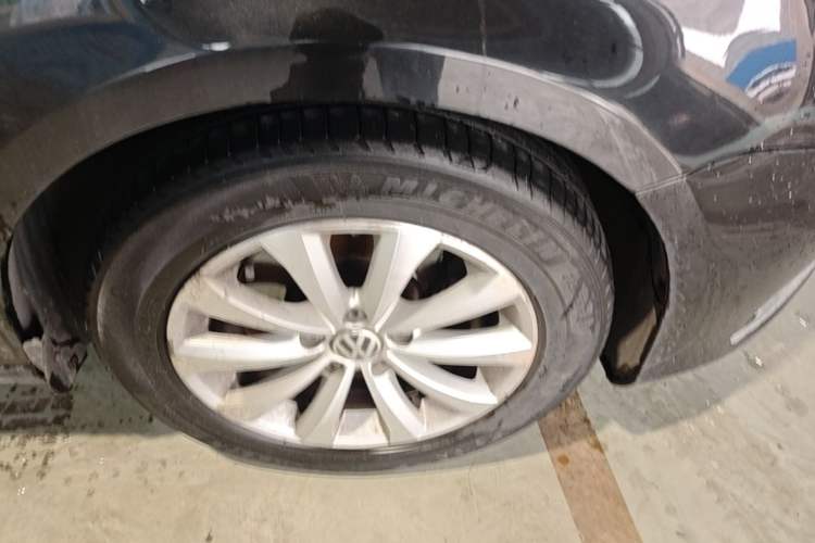 Used Volkswagen Magotan 2013 1.8TSI Premier Model Right Front Wheel Hub