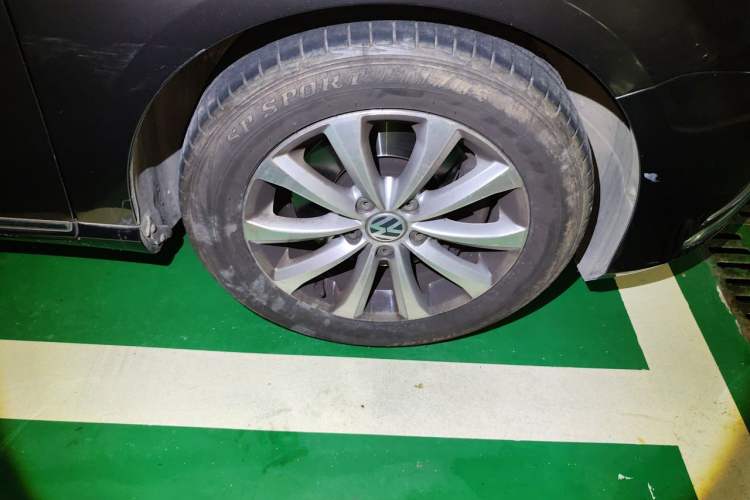 Used Volkswagen Magotan 2013 1.8TSI Premier Model Right Front Wheel Hub