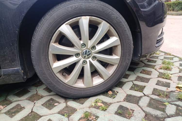 Used Volkswagen Magotan 2013 2.0 TSI Luxury Model Right Front Wheel Hub