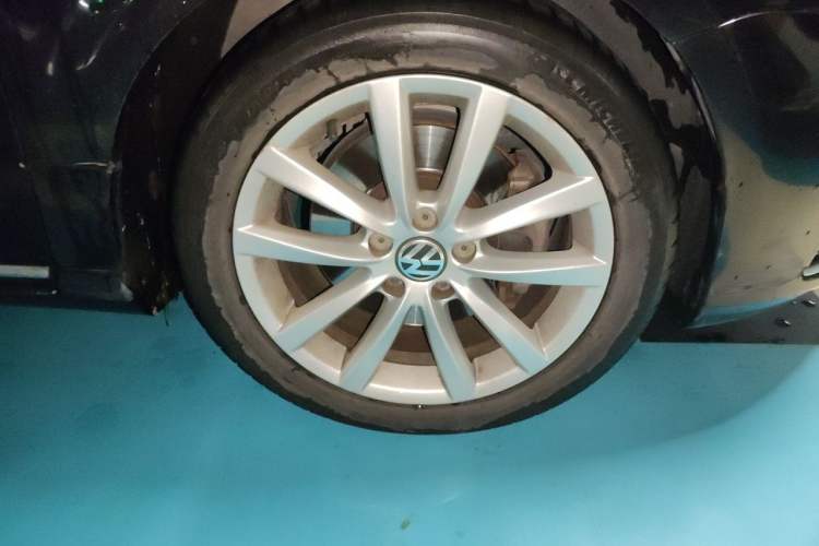 Used Volkswagen Magotan 2013 2.0 TSI Prestige Model Right Front Wheel Hub