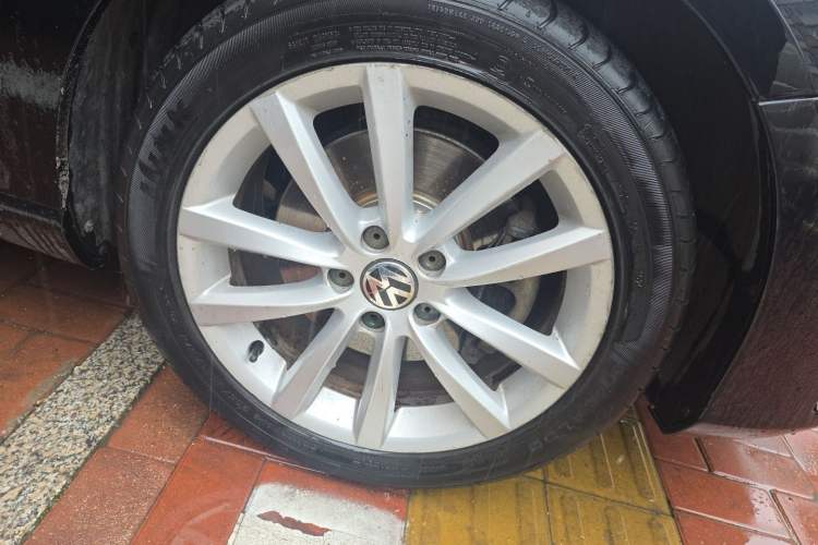 Used Volkswagen Magotan 2013 2.0 TSI Prestige Model Right Front Wheel Hub
