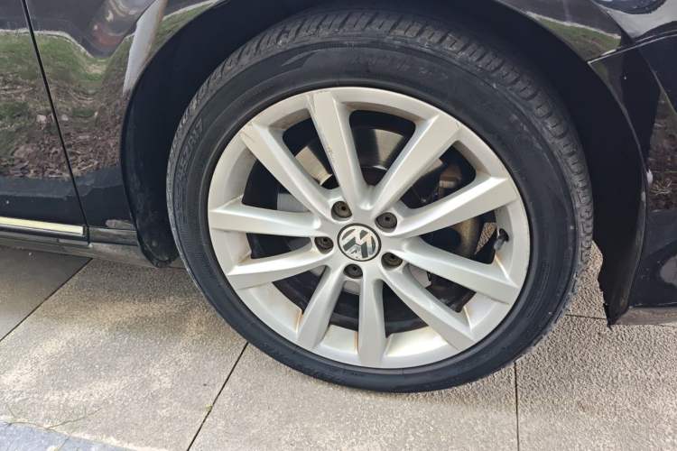 Used Volkswagen Magotan 2013 2.0 TSI Prestige Model Right Front Wheel Hub