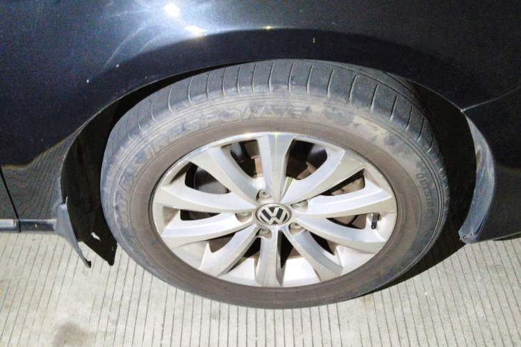 Used Volkswagen Magotan 2013 1.8TSI Premier Model Right Front Wheel Hub