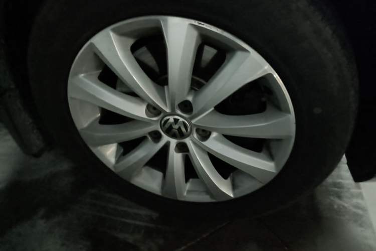 Used Volkswagen Magotan 2013 1.8TSI Premier Model Right Front Wheel Hub