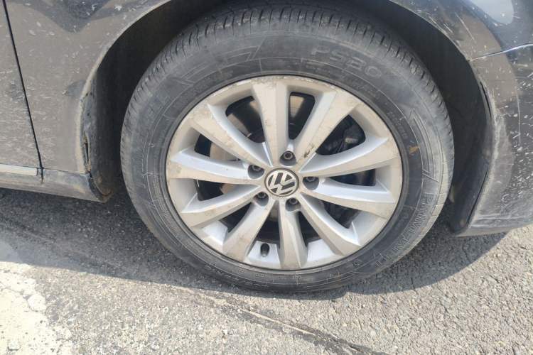Used Volkswagen Magotan 2013 2.0 TSI Luxury Model Right Front Wheel Hub