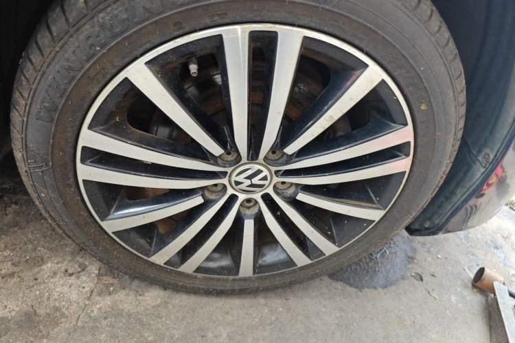 Used Volkswagen Magotan 2013 3.0 FSI Flagship Model Right Front Wheel Hub