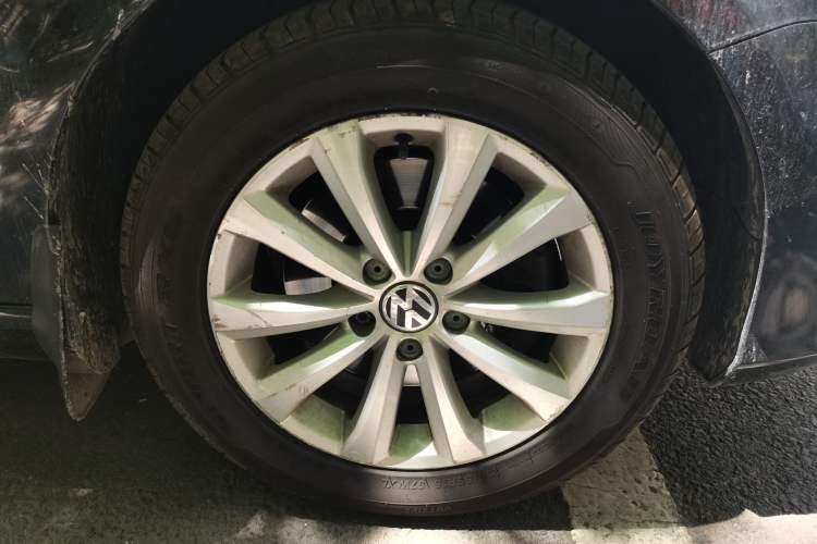 Used Volkswagen Magotan 2013 1.8TSI Luxury Model Right Front Wheel Hub