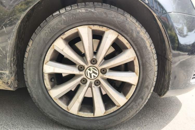 Used Volkswagen Magotan 2013 1.8TSI Premier Model Right Front Wheel Hub