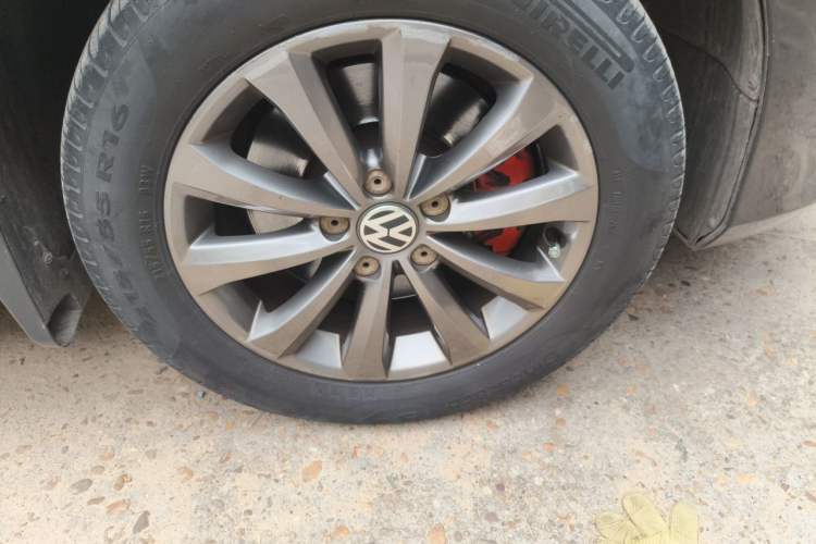 Used Volkswagen Magotan 2013 1.8TSI Premier Model Right Front Wheel Hub