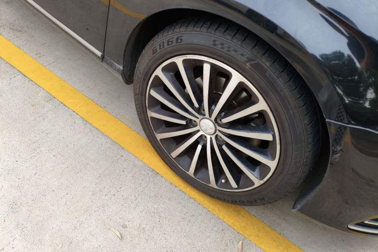 Used Volkswagen Magotan 2013 1.8TSI Premier Model Right Front Wheel Hub