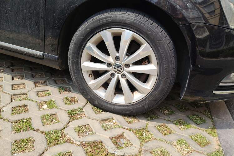 Used Volkswagen Magotan 2013 1.8TSI Premier Model Right Front Wheel Hub
