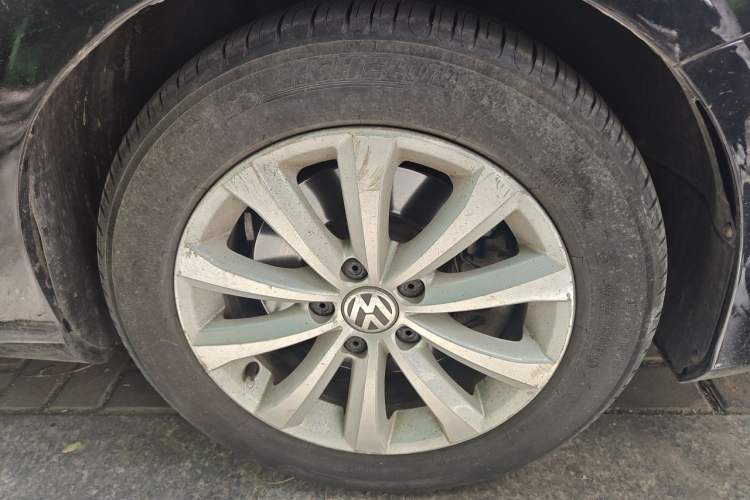 Used Volkswagen Magotan 2013 2.0 TSI Luxury Model Right Front Wheel Hub