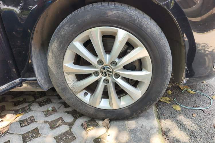 Used Volkswagen Magotan 2013 1.8TSI Premier Model Right Front Wheel Hub