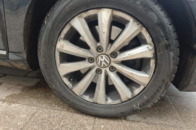 Used Volkswagen Magotan 2013 1.8TSI Premier Model Right Front Wheel Hub