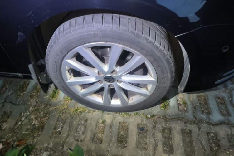 Used Volkswagen Magotan 2013 1.8TSI Prestige Model Right Front Wheel Hub