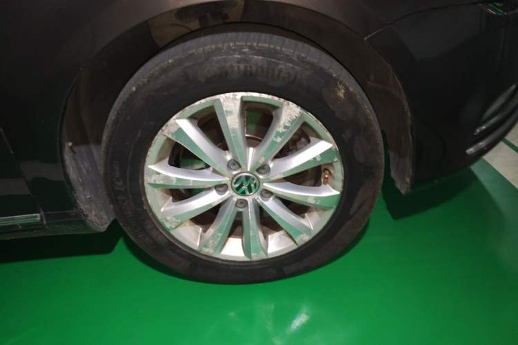 Used Volkswagen Magotan 2013 1.8TSI Premier Model Right Front Wheel Hub
